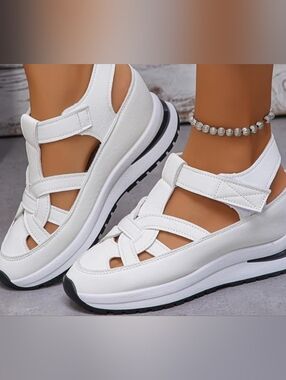 NWOB!! Fashion Comfort Platform Sandals w/ Adjustable Strap. Size 39(8.5)